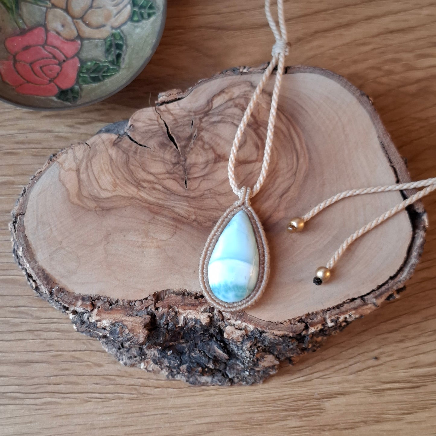 Collar artesanal con larimar natural.
