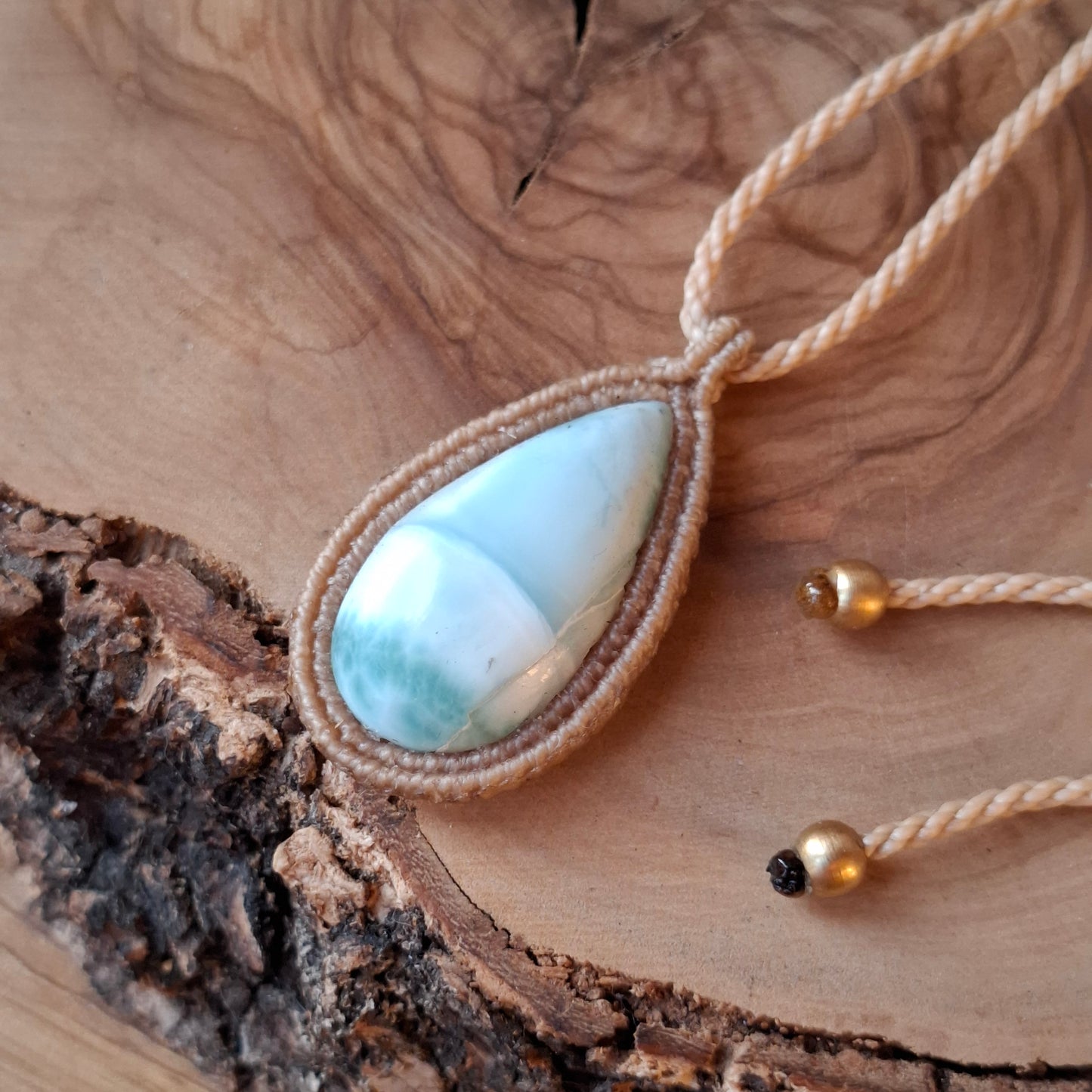 Collar artesanal con larimar natural.