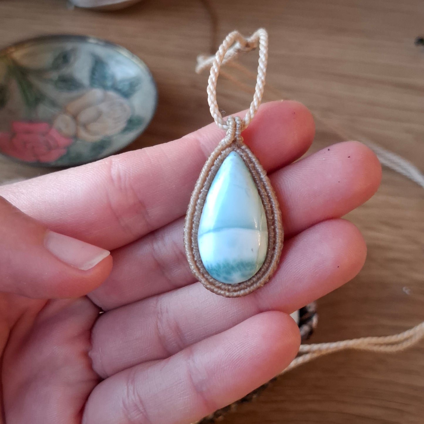 Collar artesanal con larimar natural.