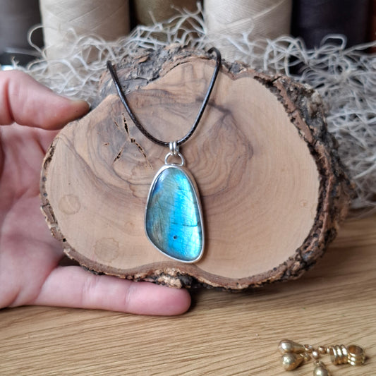 Colgante de labradorita engarzada con plata 925