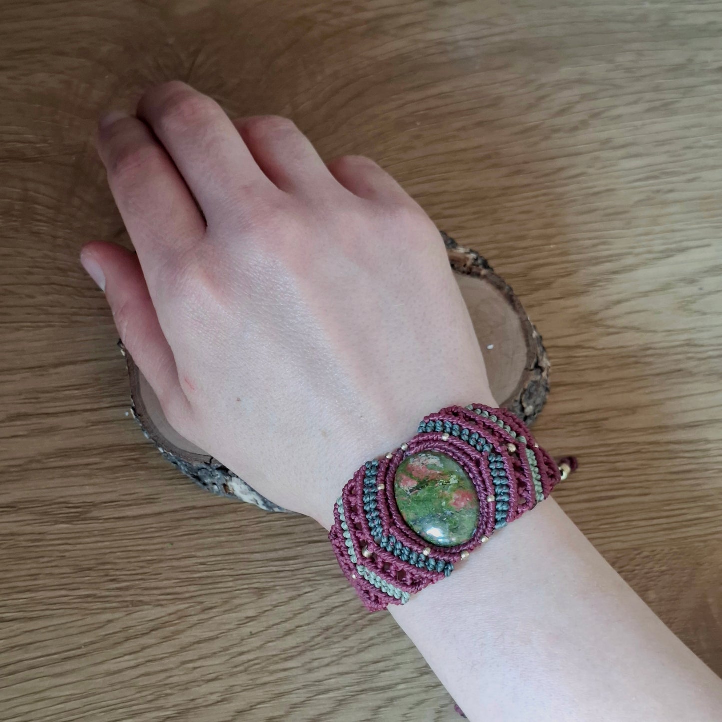 Pulsera con unakita, color vino y detalles de verde. Bolitas de latóh