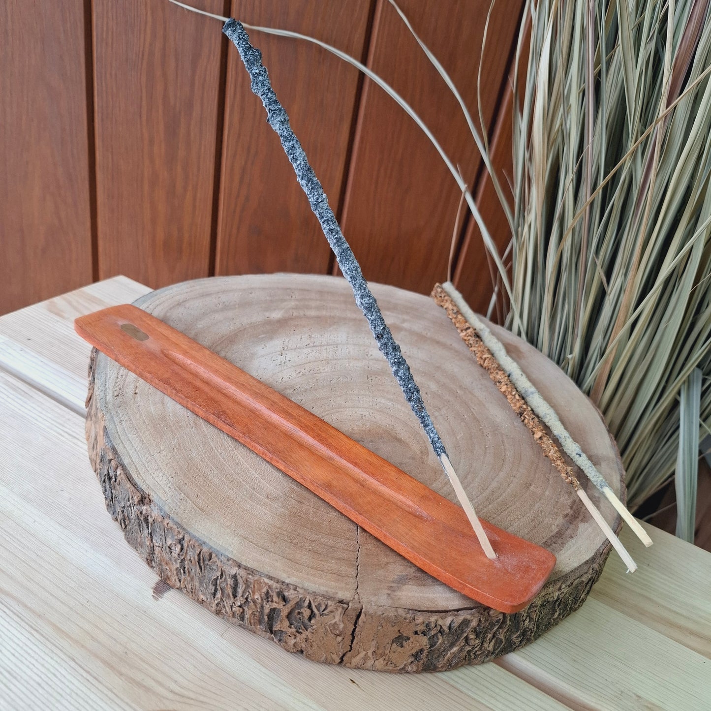 Quemador de incienso de madera de mango.