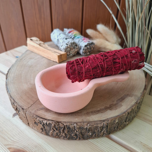 Atado de salvia blanca con sangre de dragón.