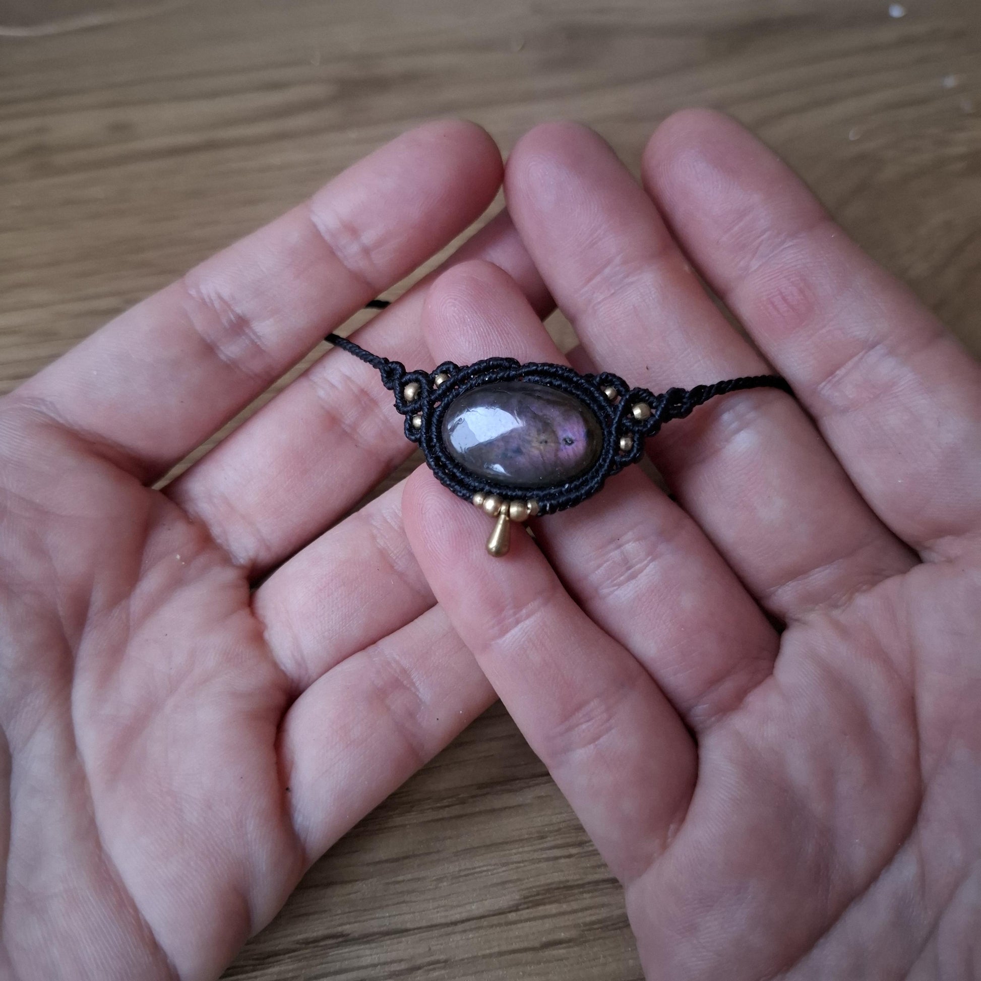 Gargantilla de macramé con labradorita natural