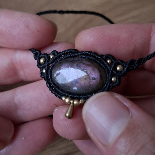 Collar de macramé pequeño con labradorita morada