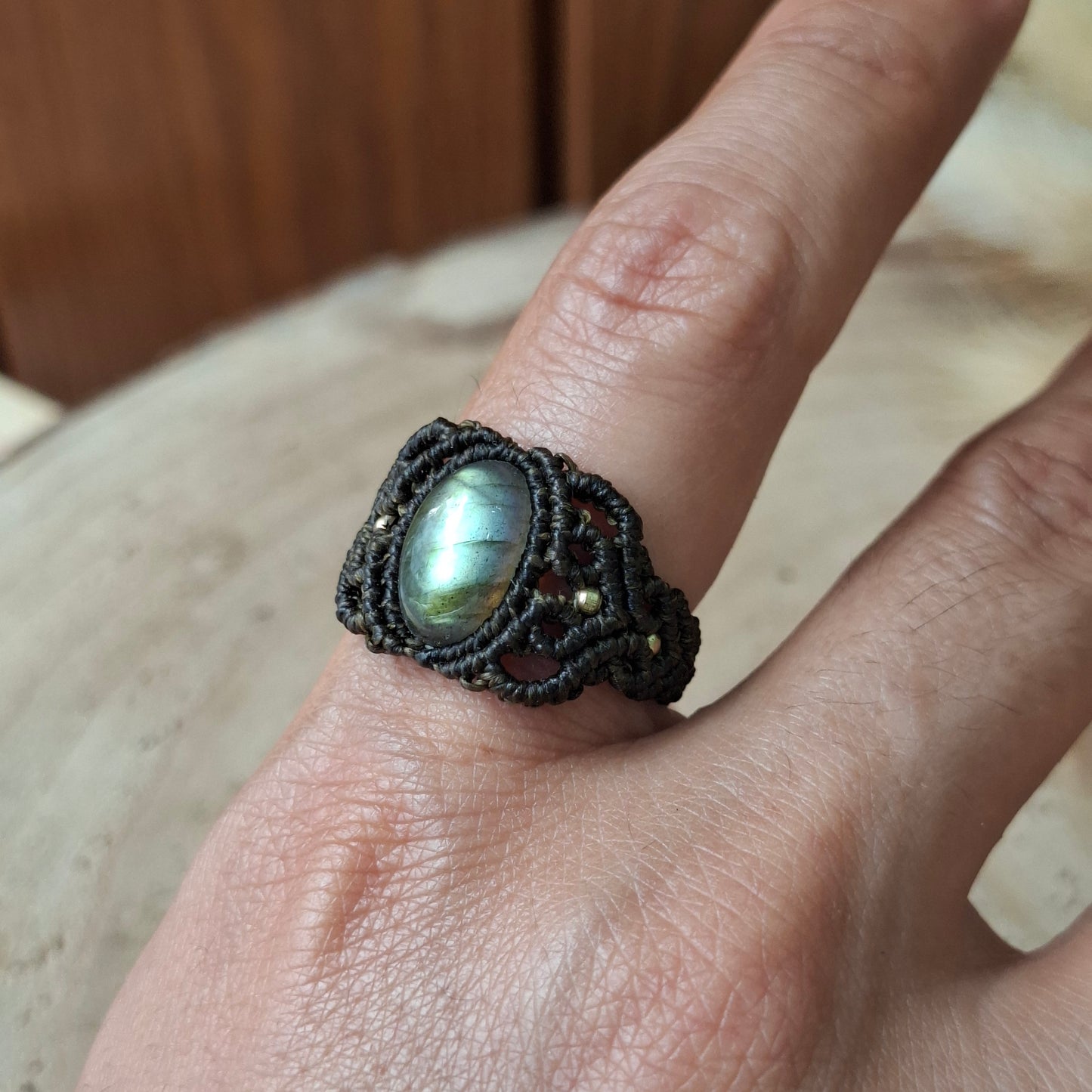 Anillo de macramé con labradorita