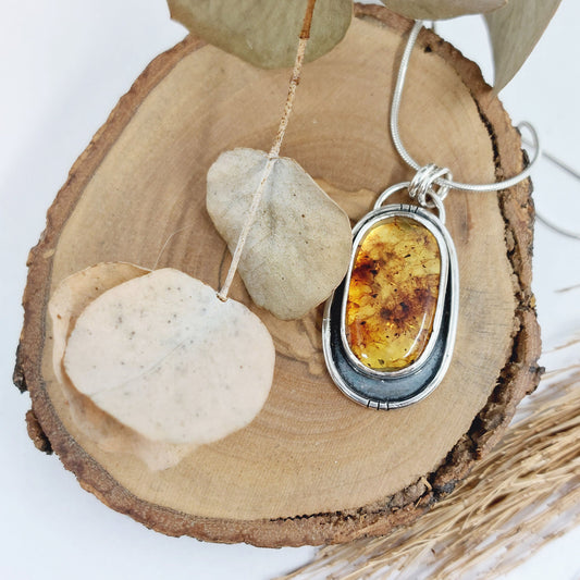 Colgante de plata 925 con ámbar natural.