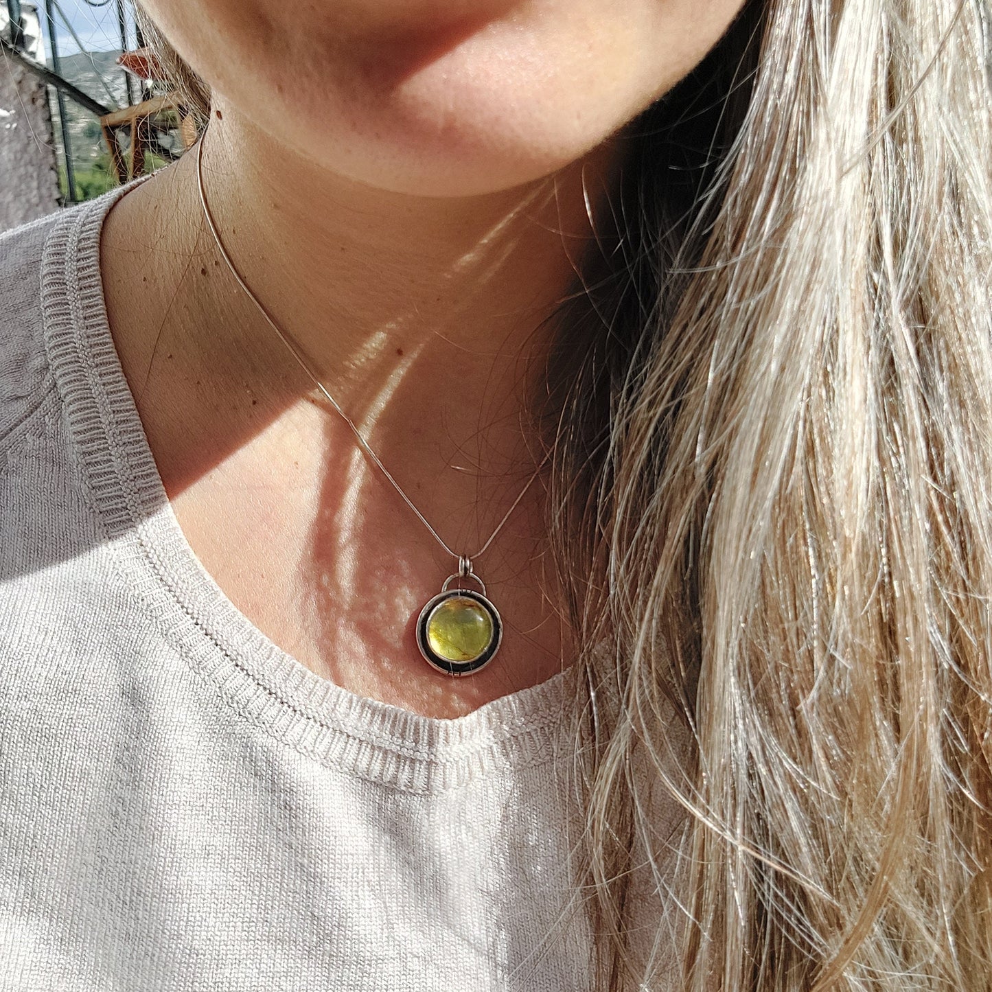 Colgante de plata 925 con ámbar natural.