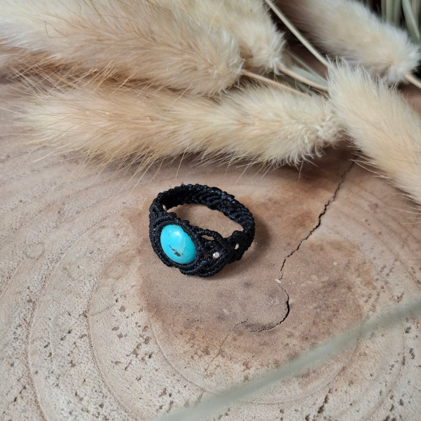 Anillo de macramé con turquesa