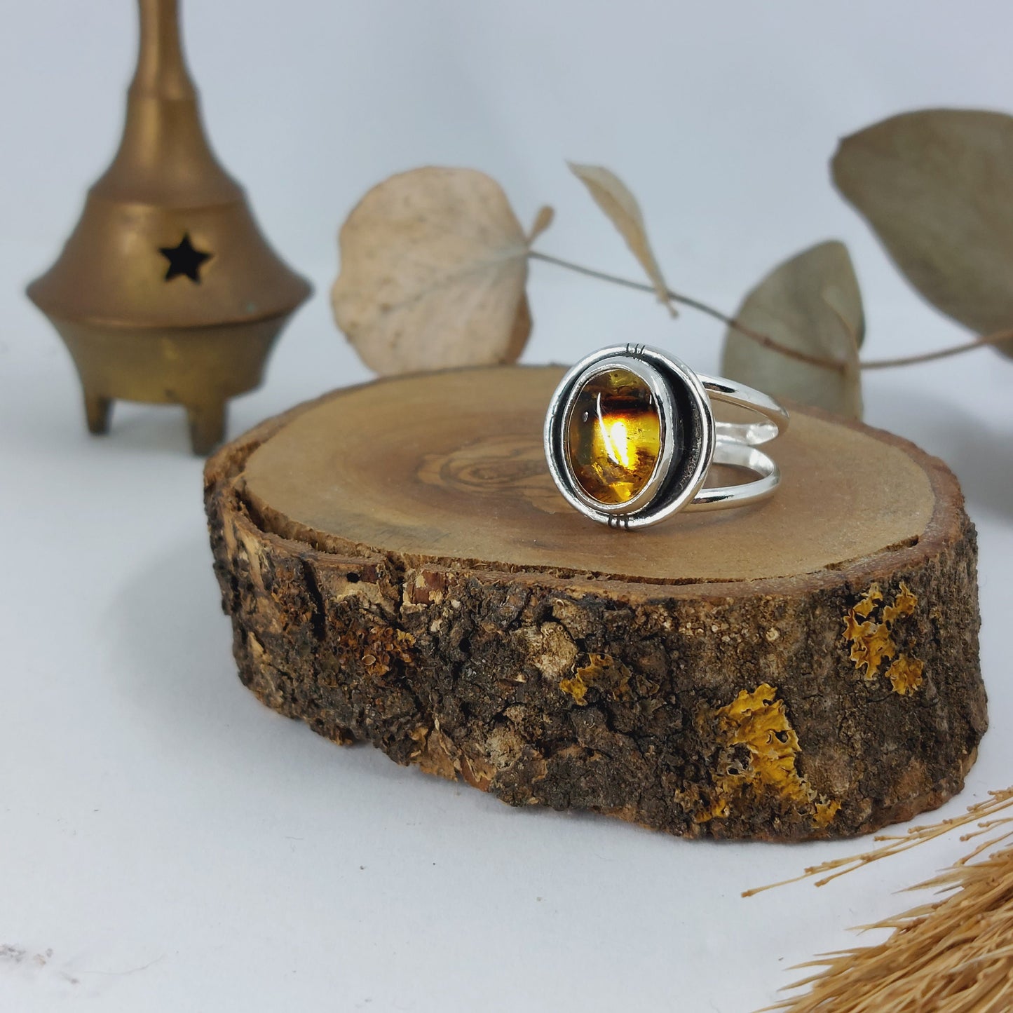 Anillo de plata con ámbar natural.