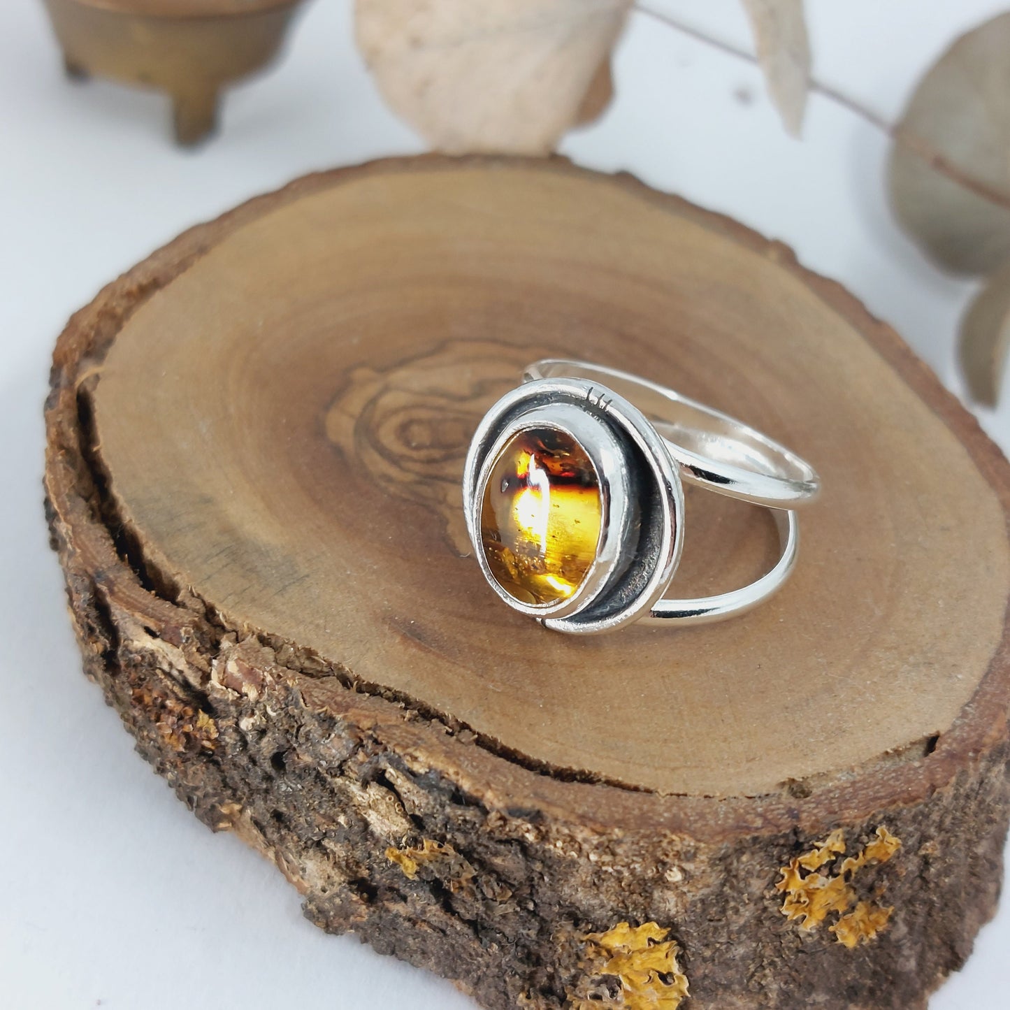 Anillo de plata con ámbar natural.