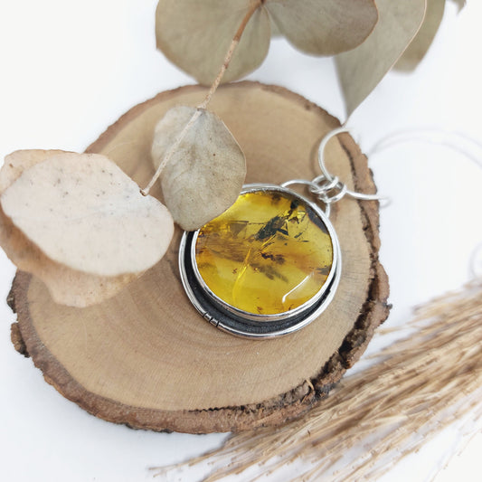 Colgante de plata con ámbar natural.
