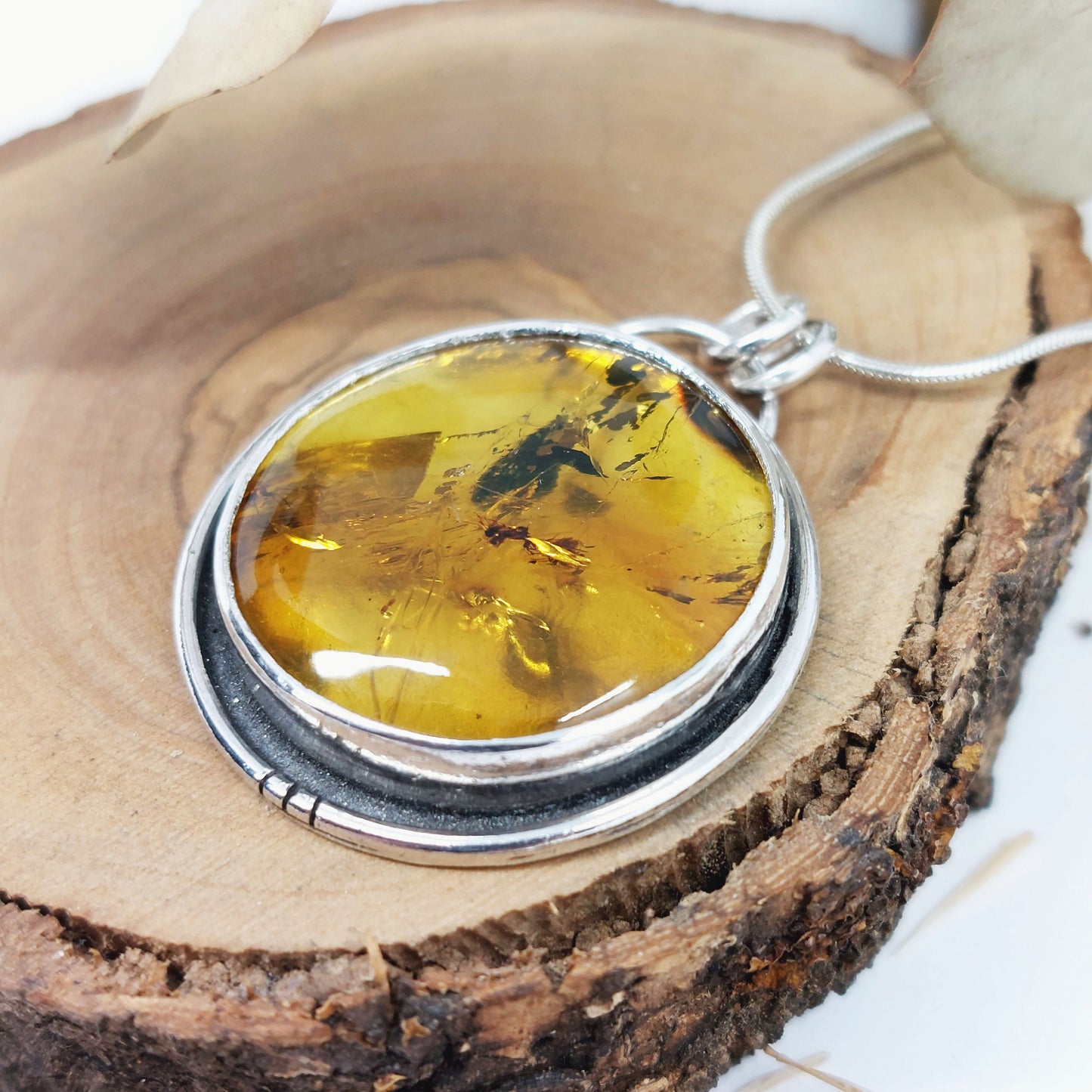 Colgante de plata con ámbar natural.