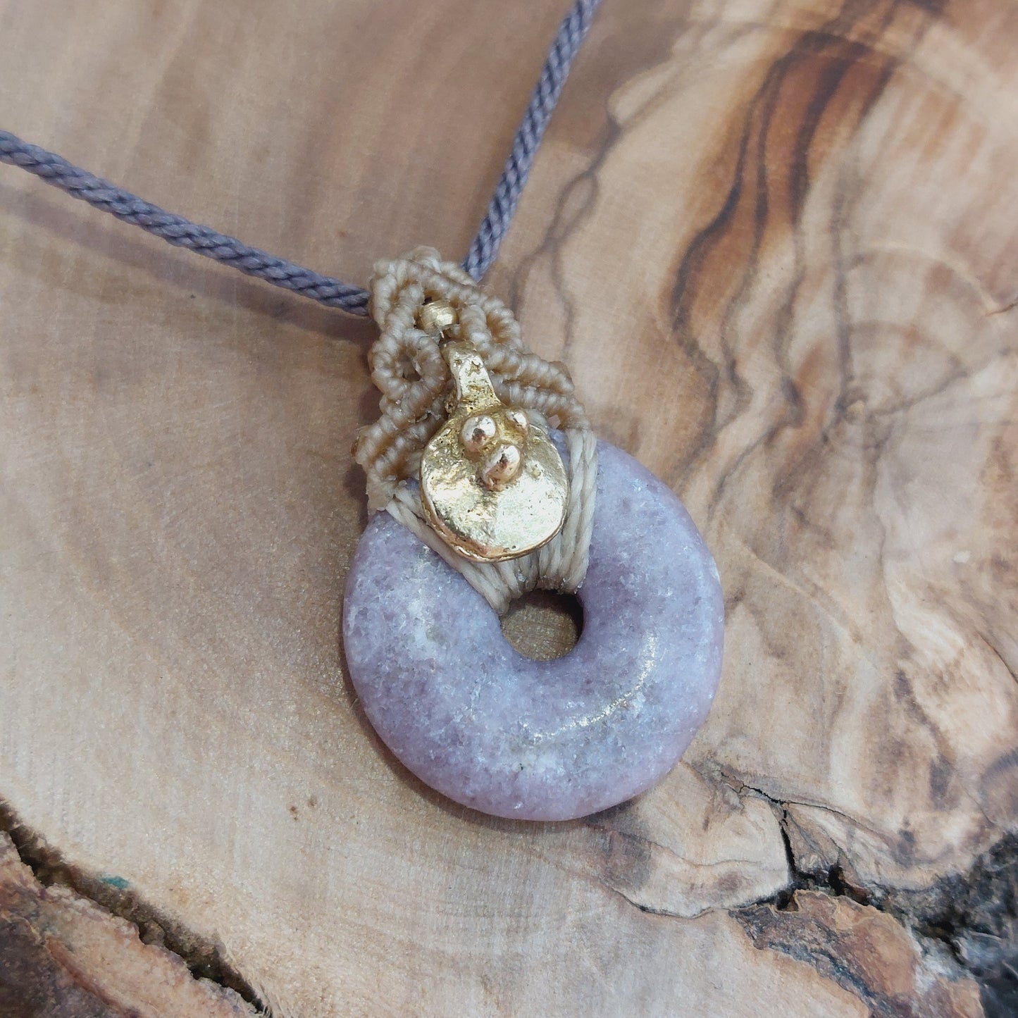 Colgante de macramé con mica lepidolita.