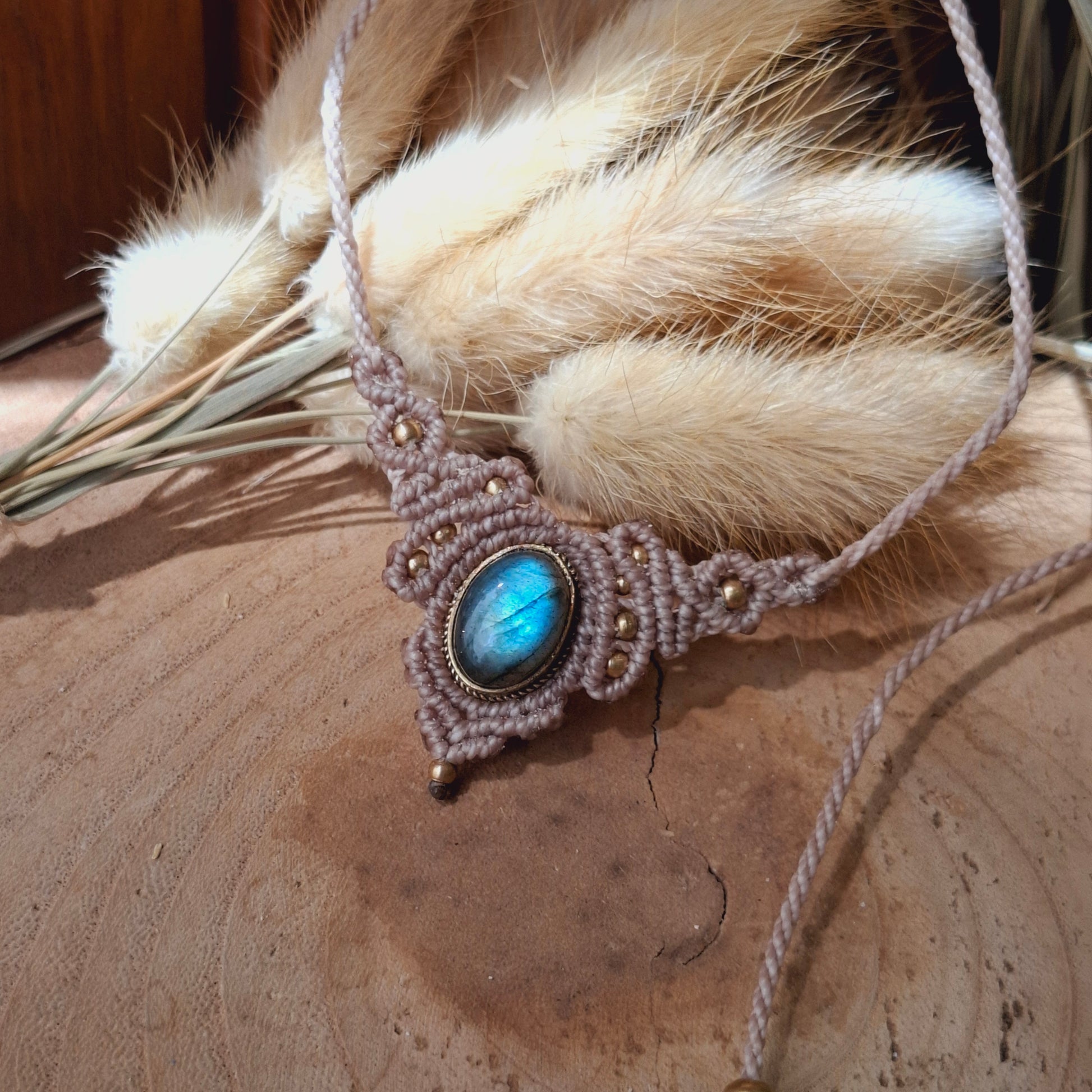 Collar de macramé con hilo beige y labradorita