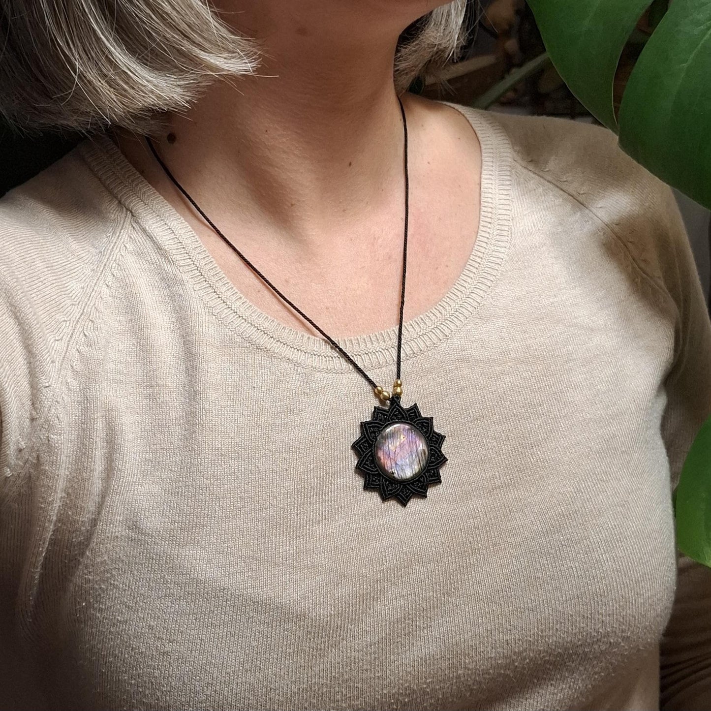 Mandala GIRASOL. Edición especial con labradorita espectrolita