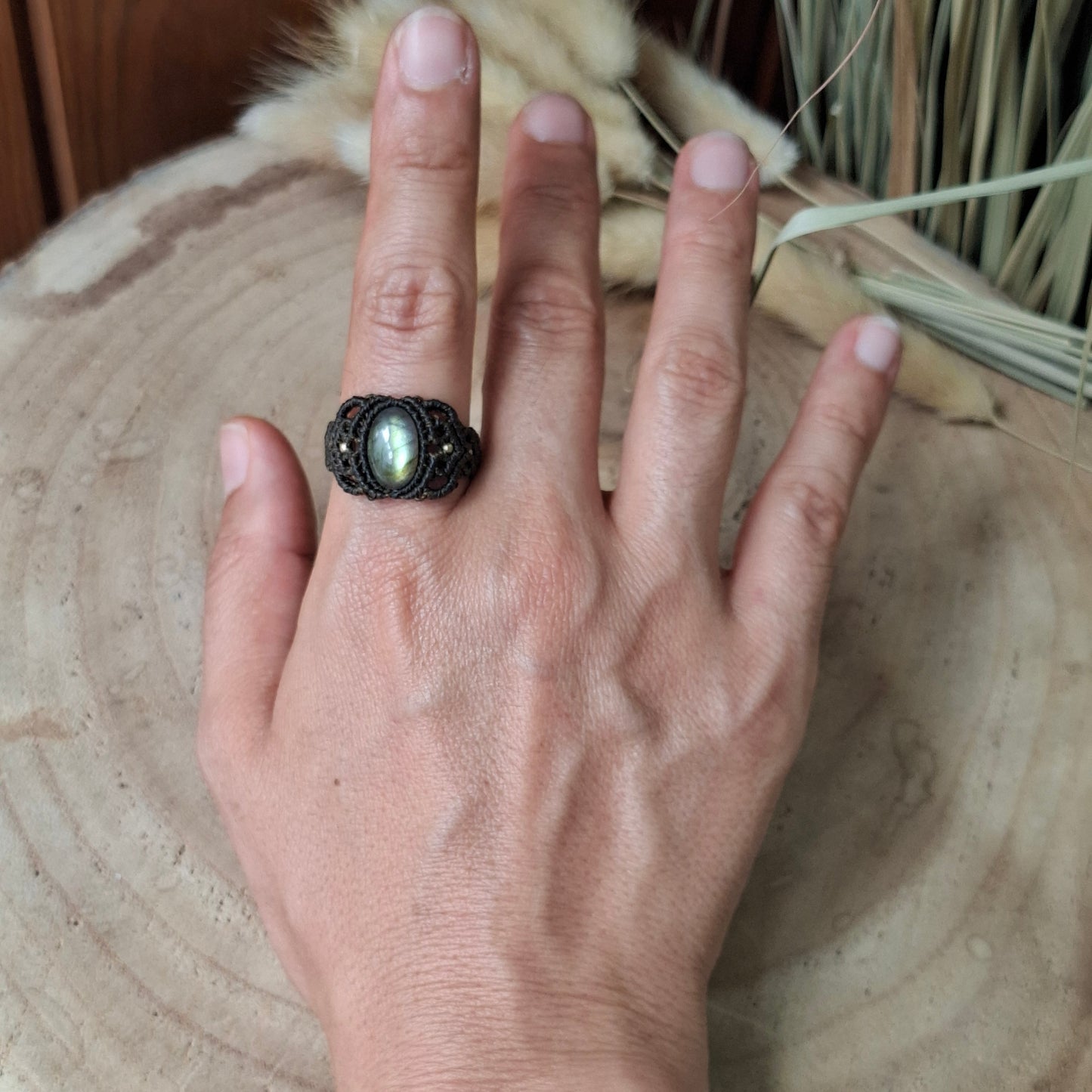 Anillo de macramé con labradorita