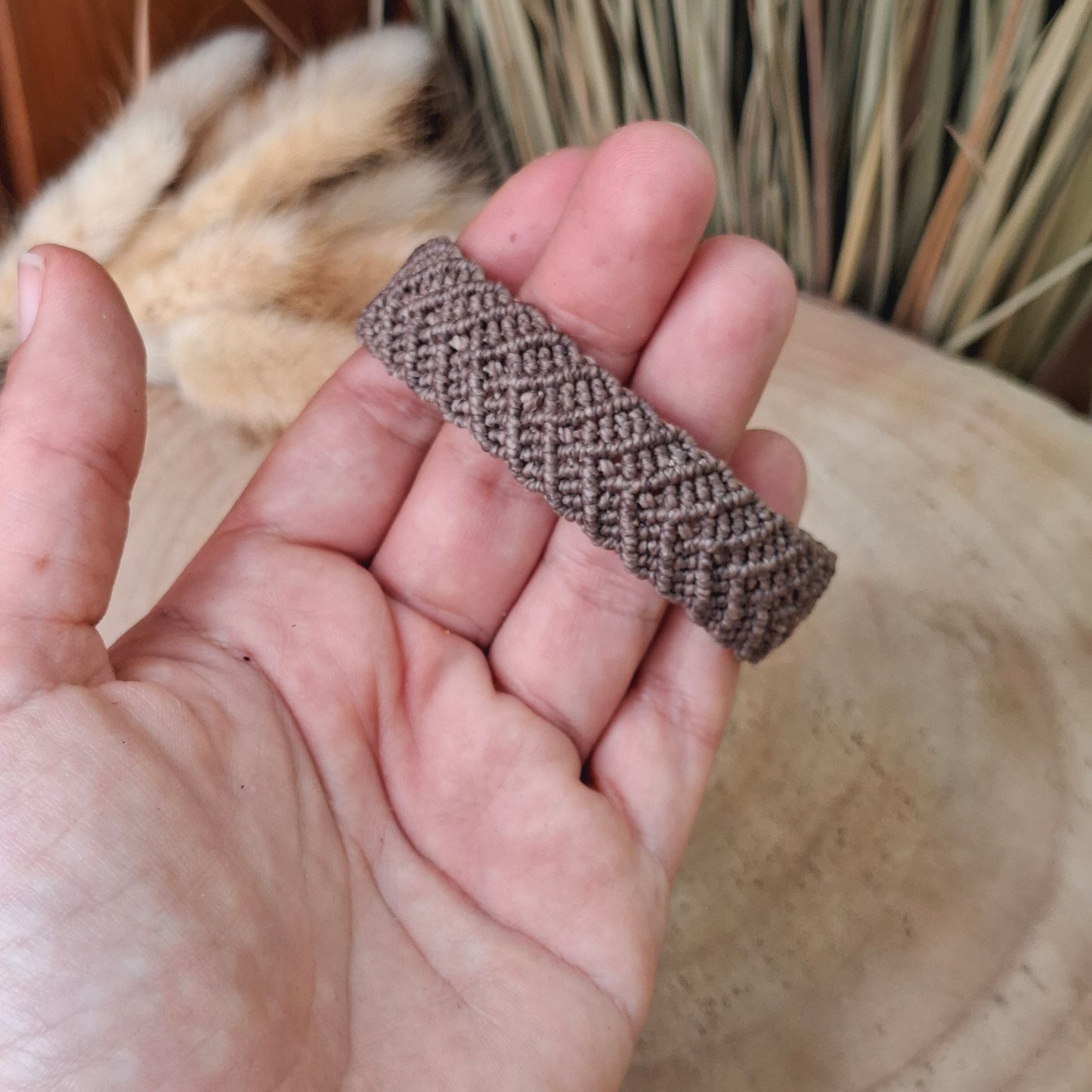 Pulsera ancha de macramé. Con cierre de hebilla. Hilo 1mm.