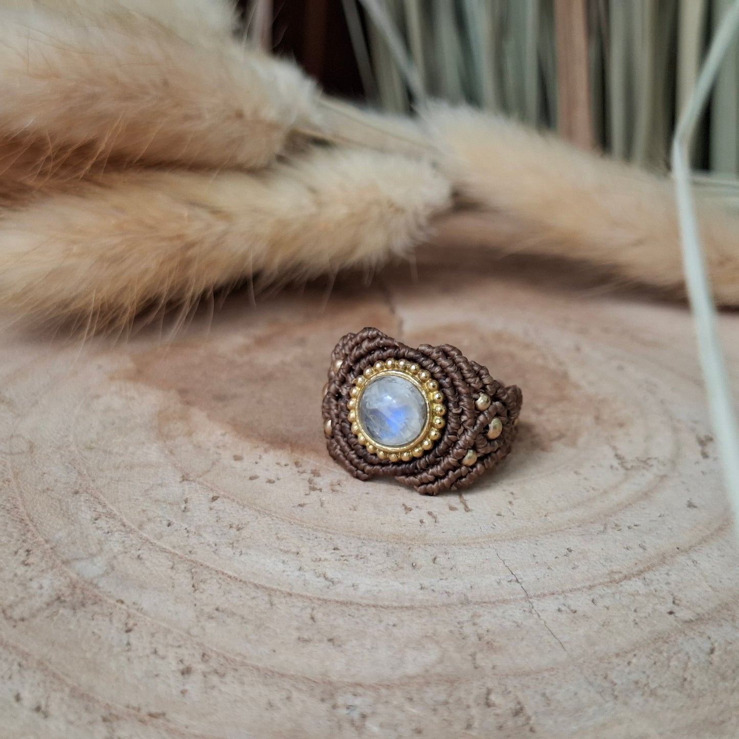 Anillo de macramé con piedra luna arcoiris