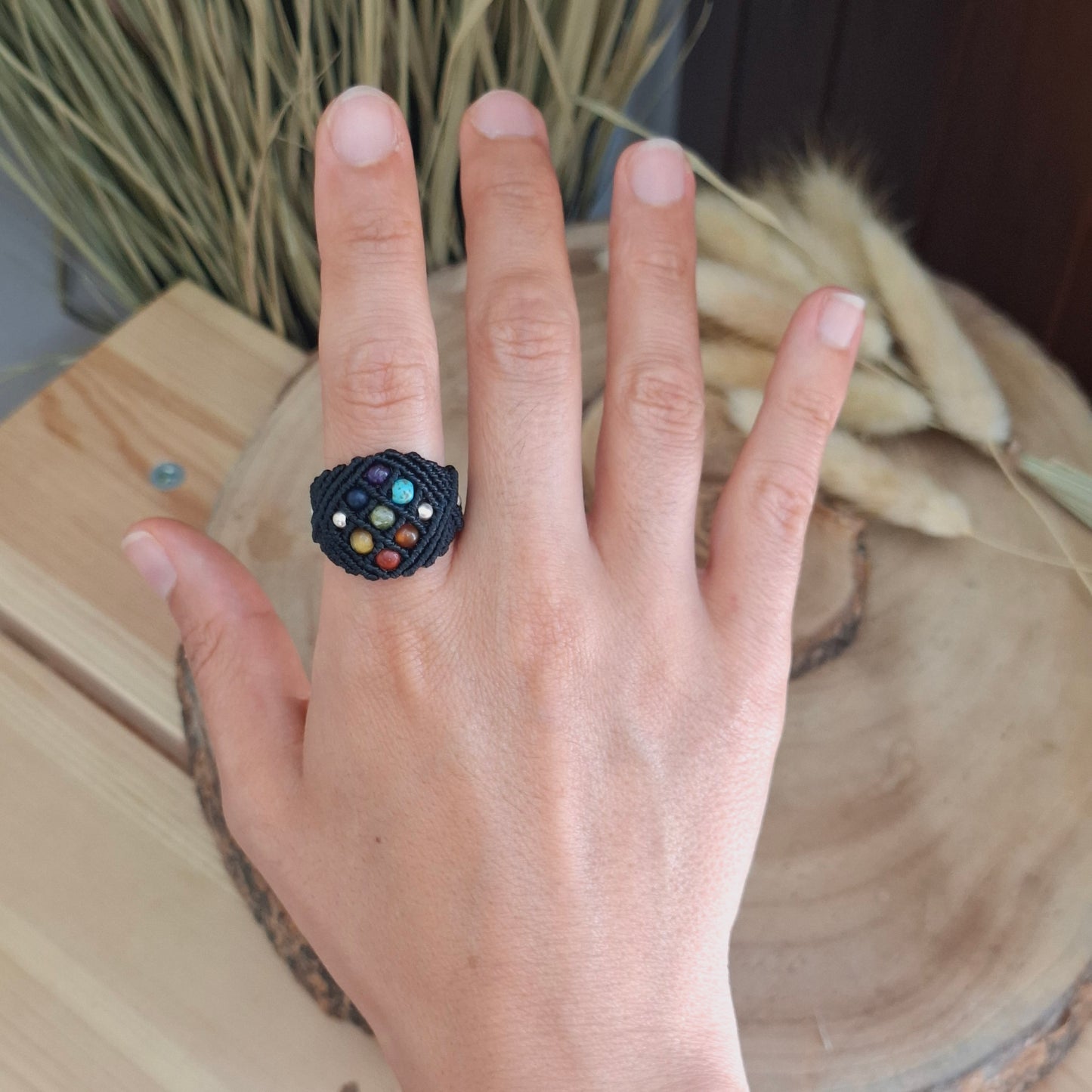Anillo de macramé con los 7 chakras.