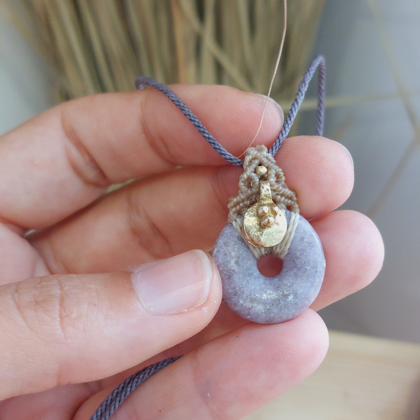 Colgante de macramé con mica lepidolita.