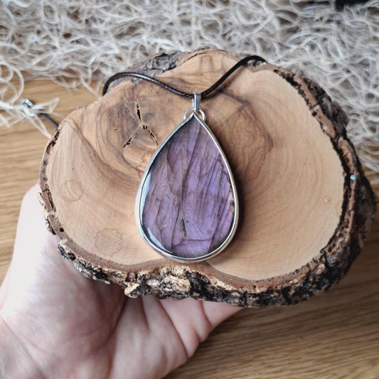 Colgante de labradorita morada engarzada con plata 925. Sorpresa en la parte posterior!