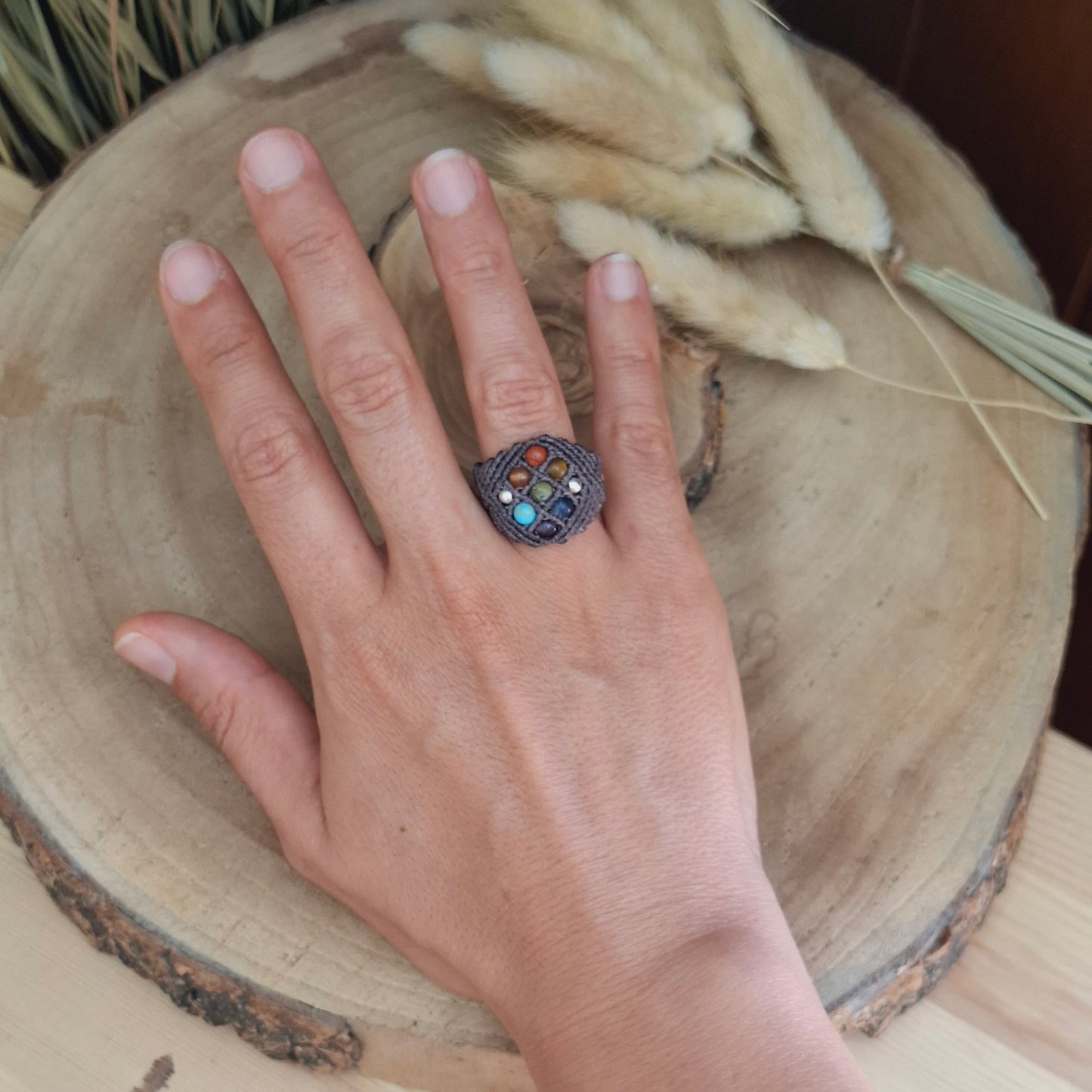 Anillo de macramé con los 7 chakras.