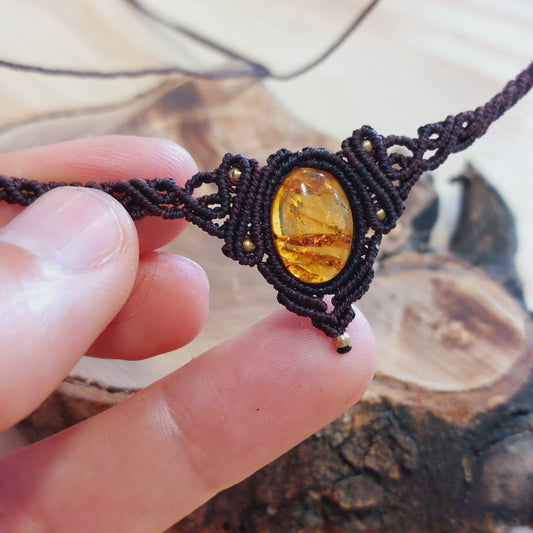 Gargantilla artesanal con ámbar natural. Hilo de 0.35mm