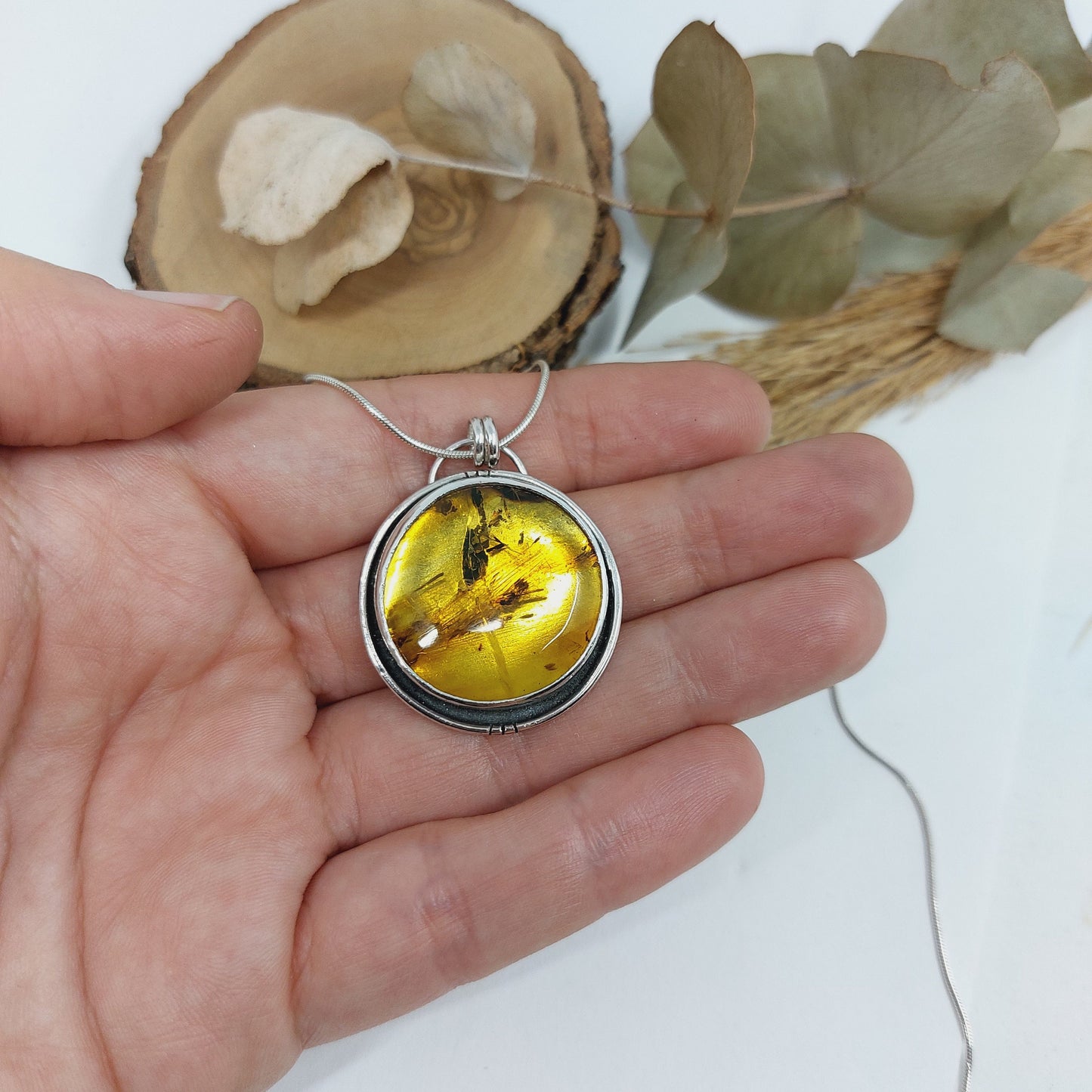 Colgante de plata con ámbar natural.