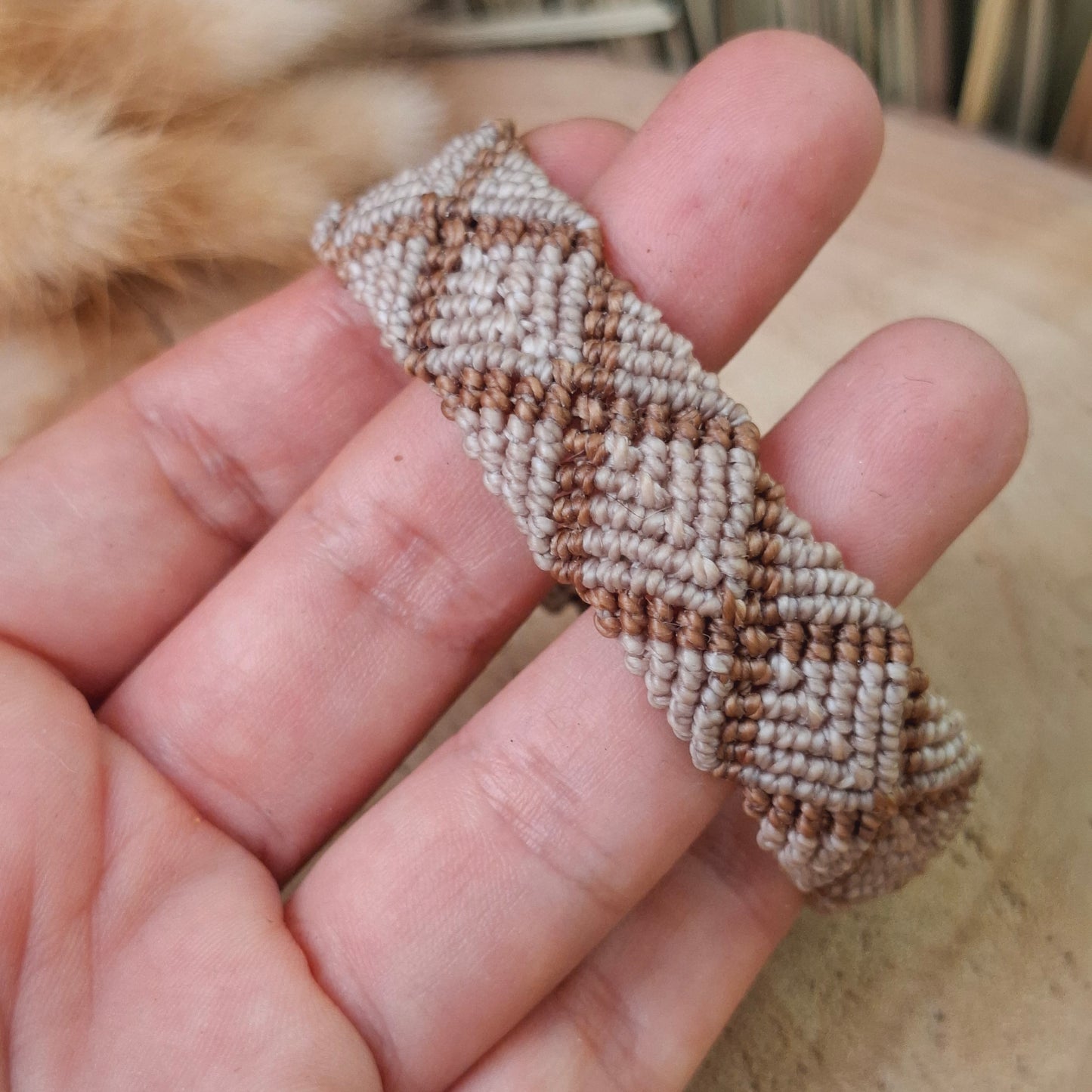 Pulsera ancha de macramé. Con cierre de hebilla. Hilo 1mm