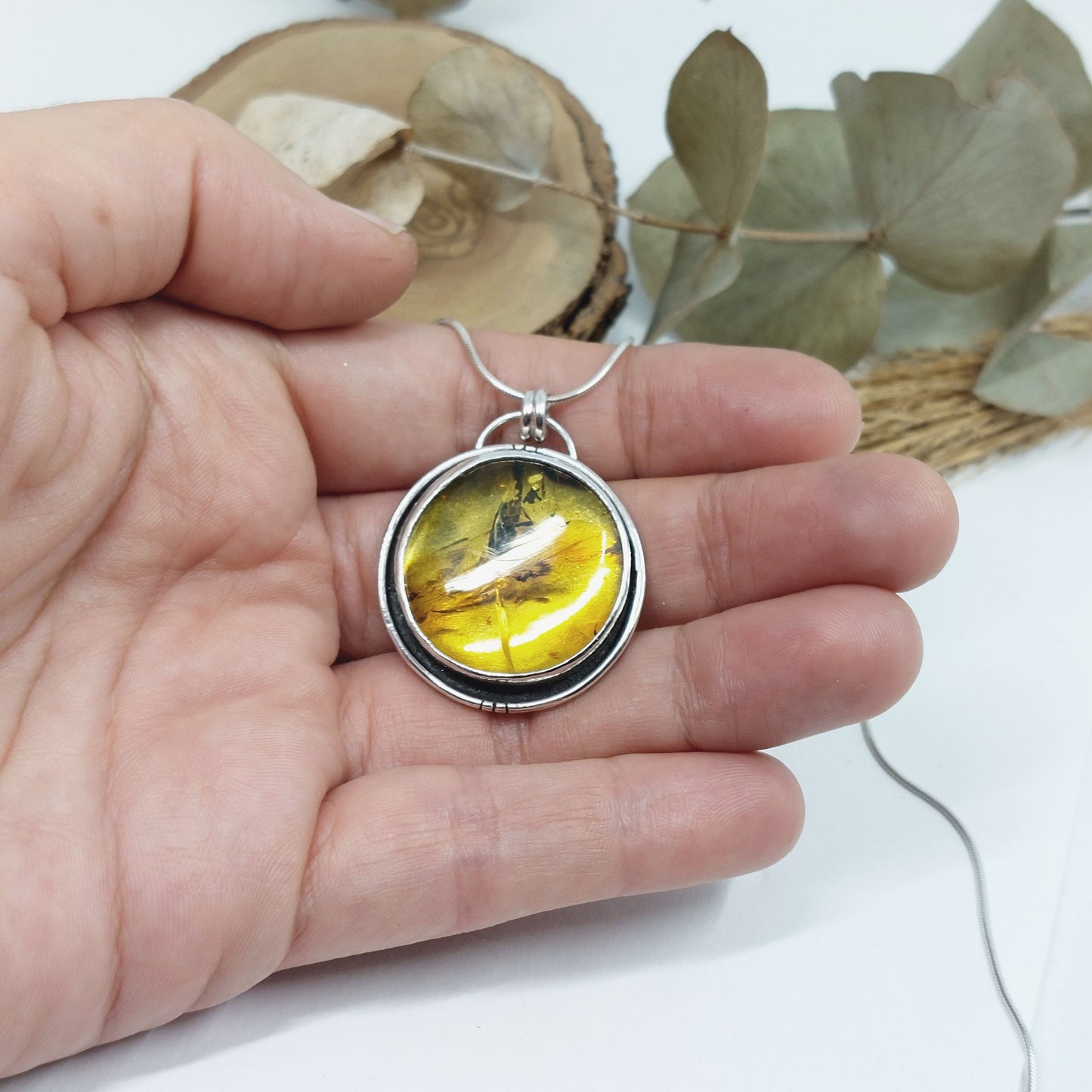 Colgante de plata con ámbar natural.