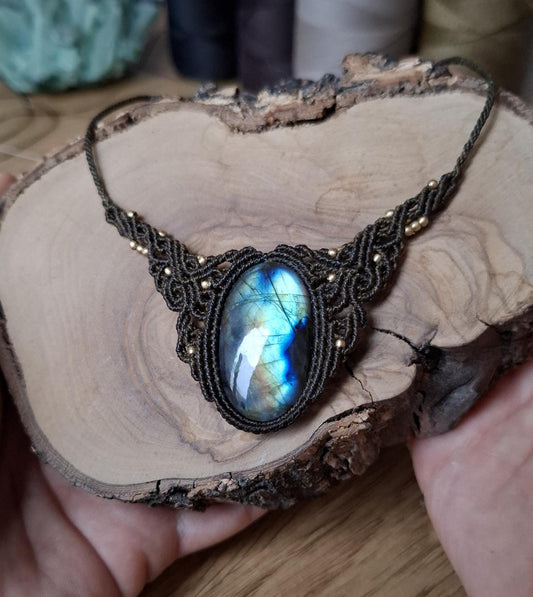 Collar de macramé con labradorita multicolor.