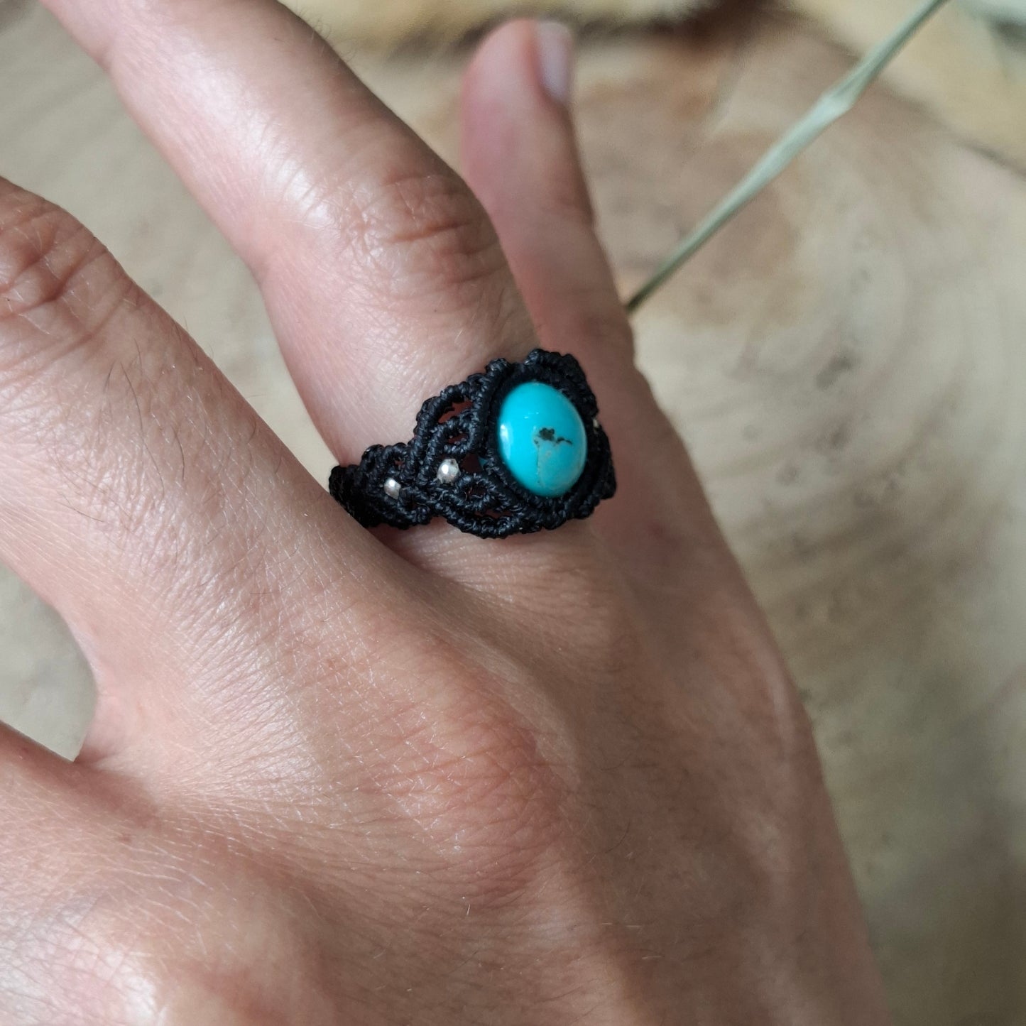 Anillo de macramé con turquesa