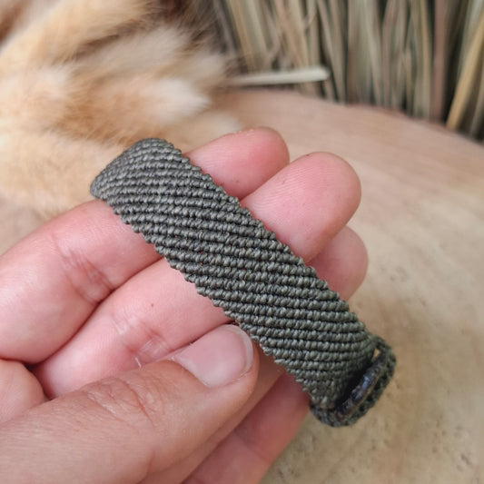 Pulsera ancha de macramé. Con cierre de hebilla. Hilo 1mm