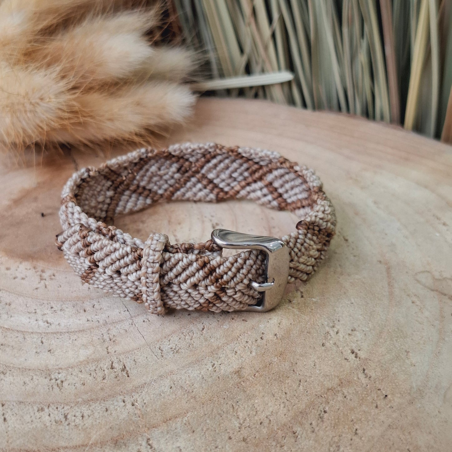 Pulsera ancha de macramé. Con cierre de hebilla. Hilo 1mm