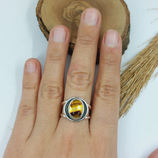 Anillo de plata con ámbar natural.