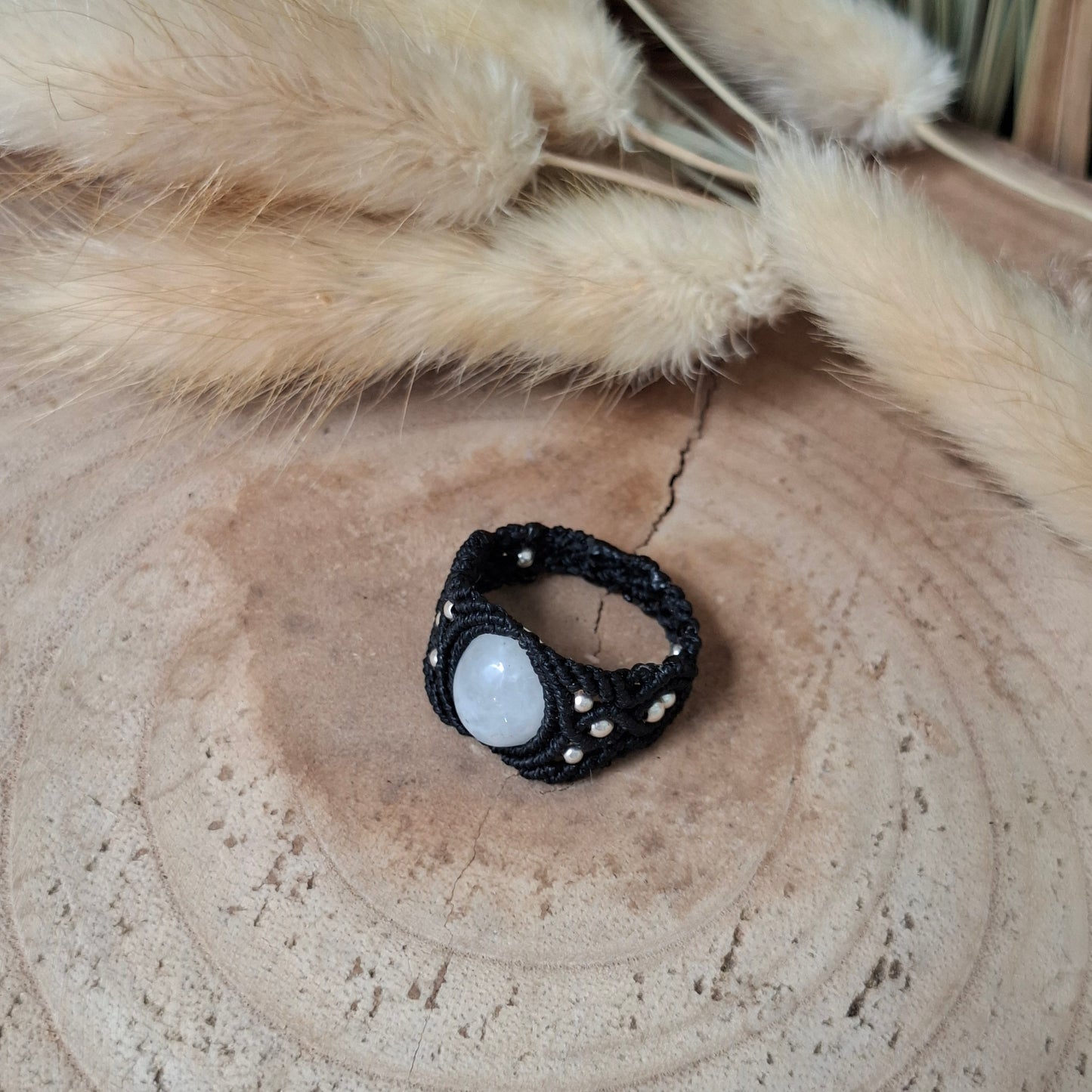 Anillo de macrame con piedra luna arcoiris