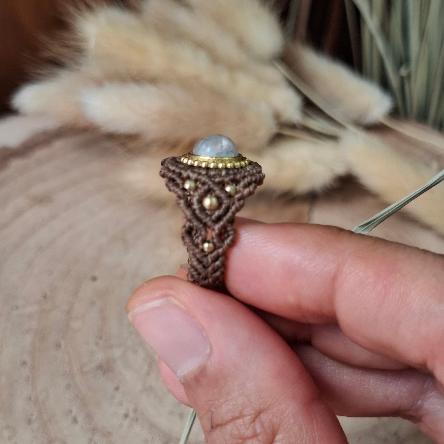 Anillo de macramé con piedra luna arcoiris