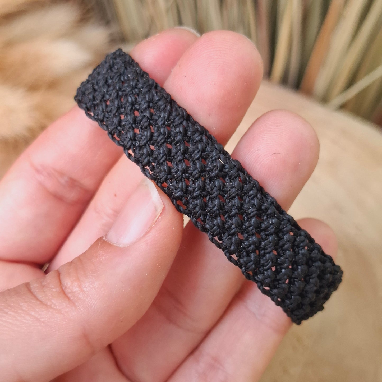 Pulsera ancha de macramé. Con cierre de hebilla. Hilo 1mm