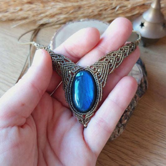 collar de macramé con labradorita azul