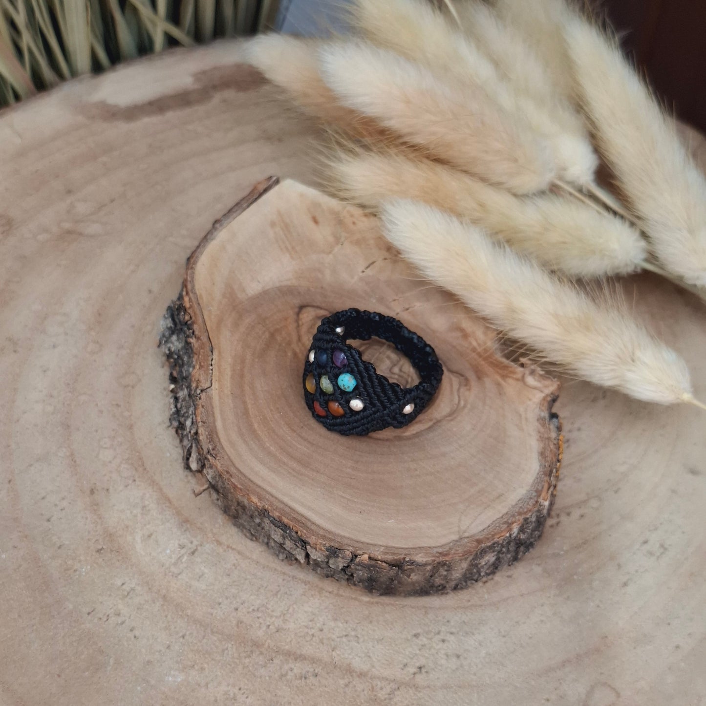 Anillo de macramé con los 7 chakras.