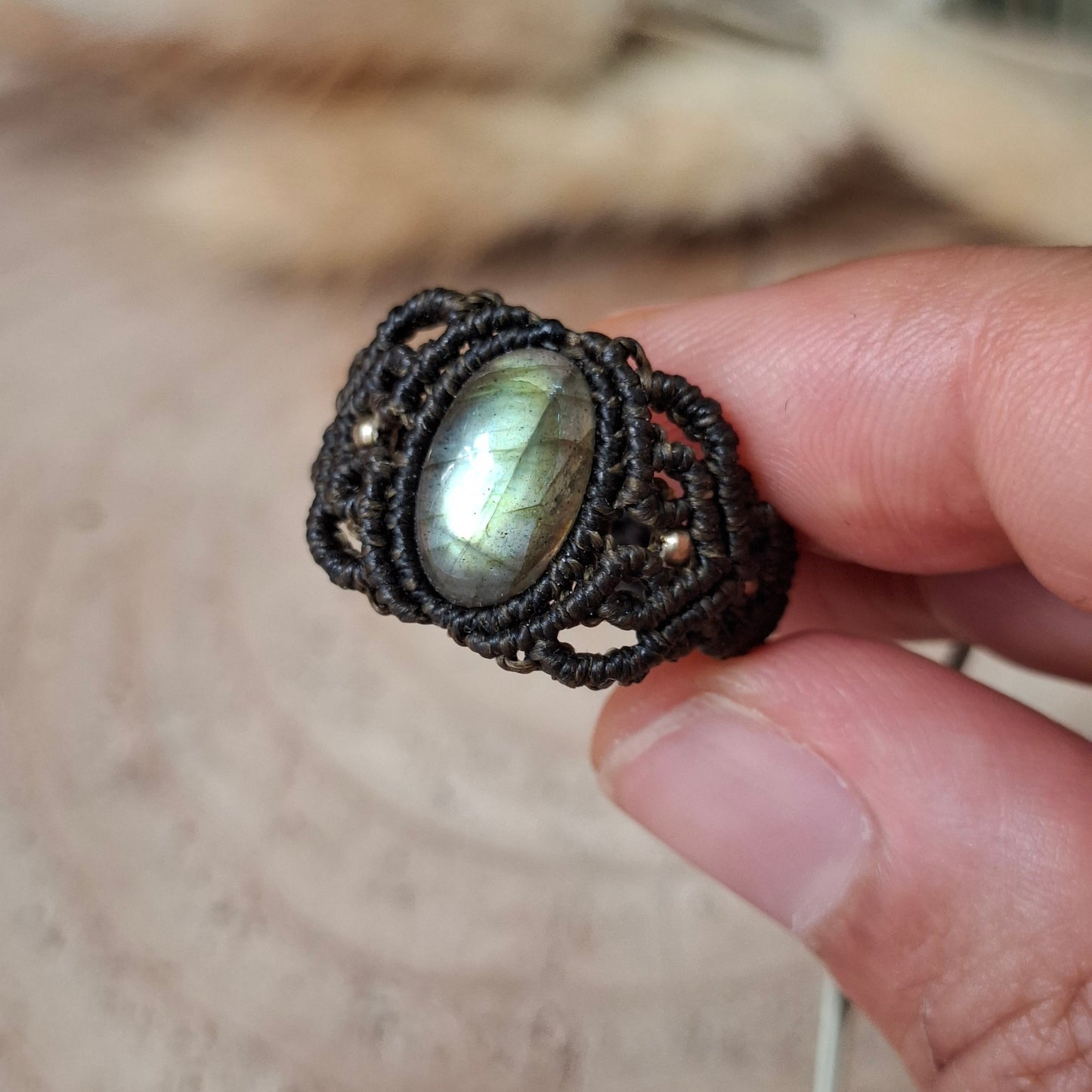 Anillo de macramé con labradorita