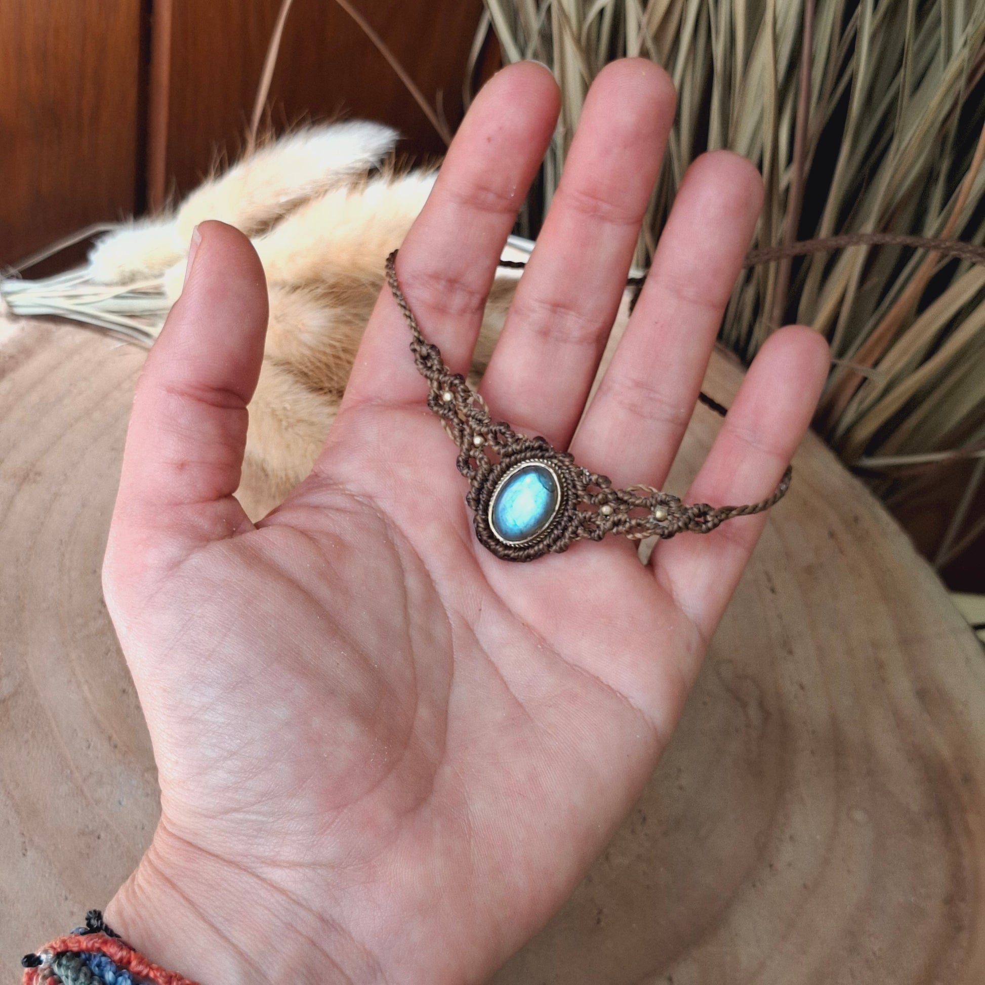 collar de macramé con hilo ocre y labradorita