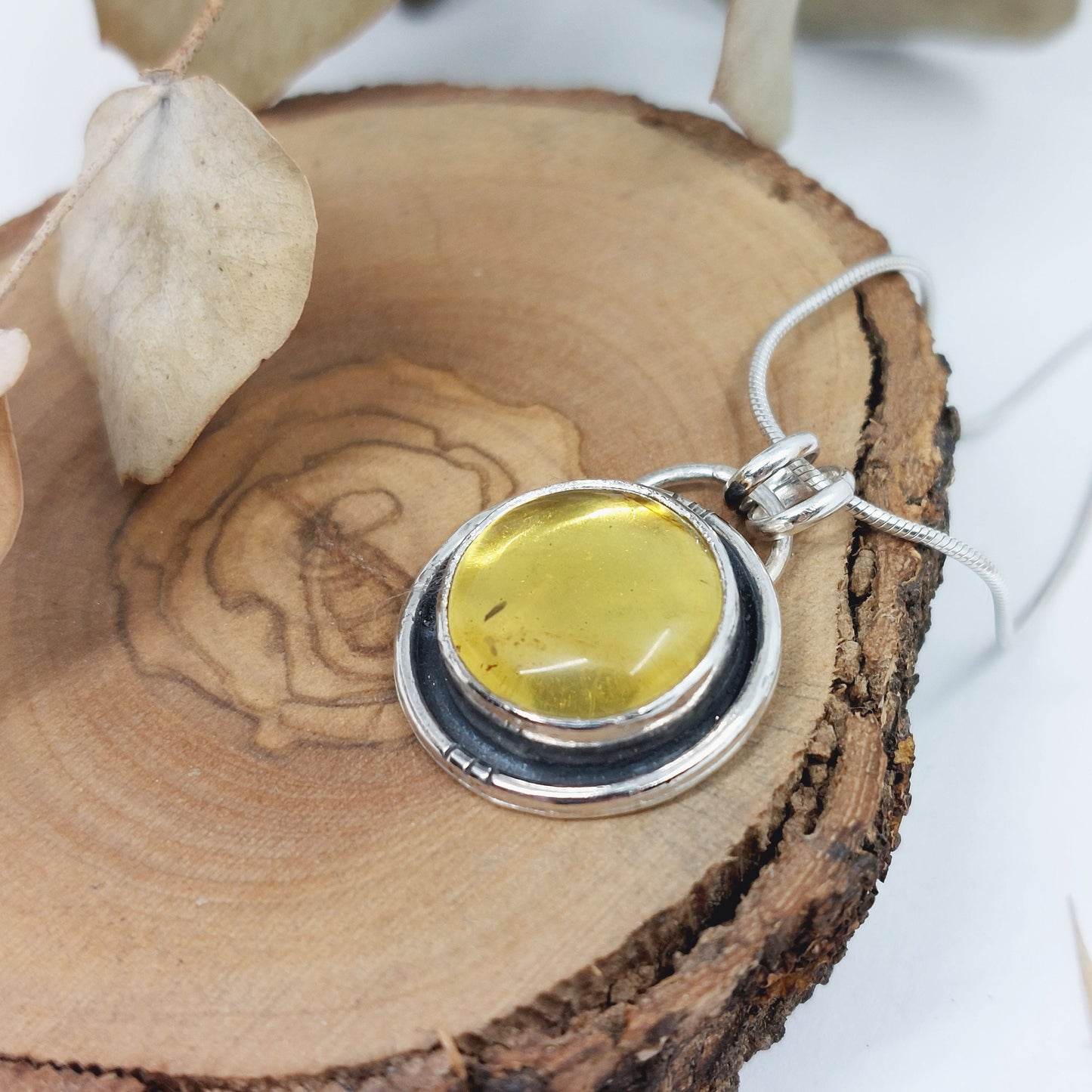 Colgante de plata 925 con ámbar natural.