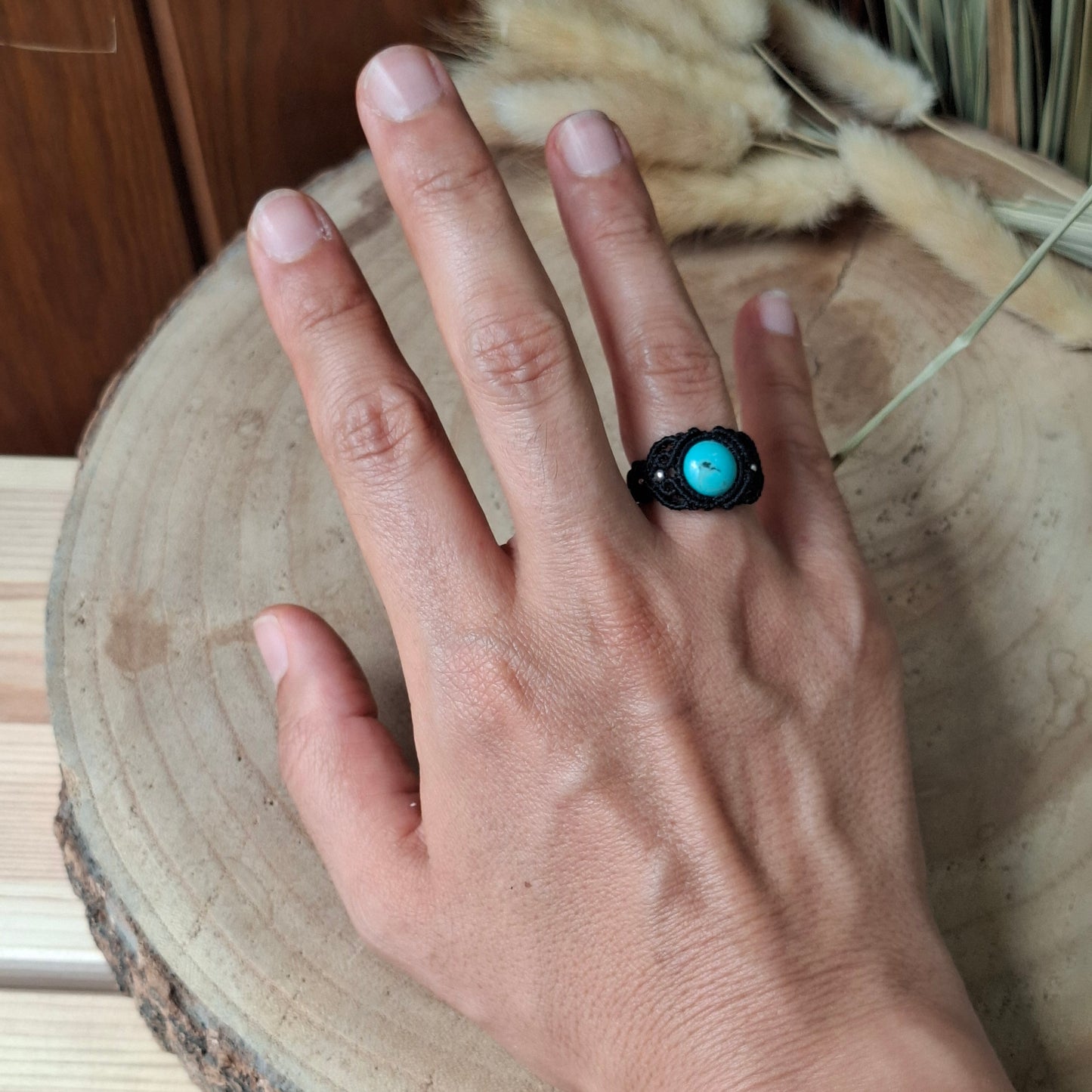 Anillo de macramé con turquesa