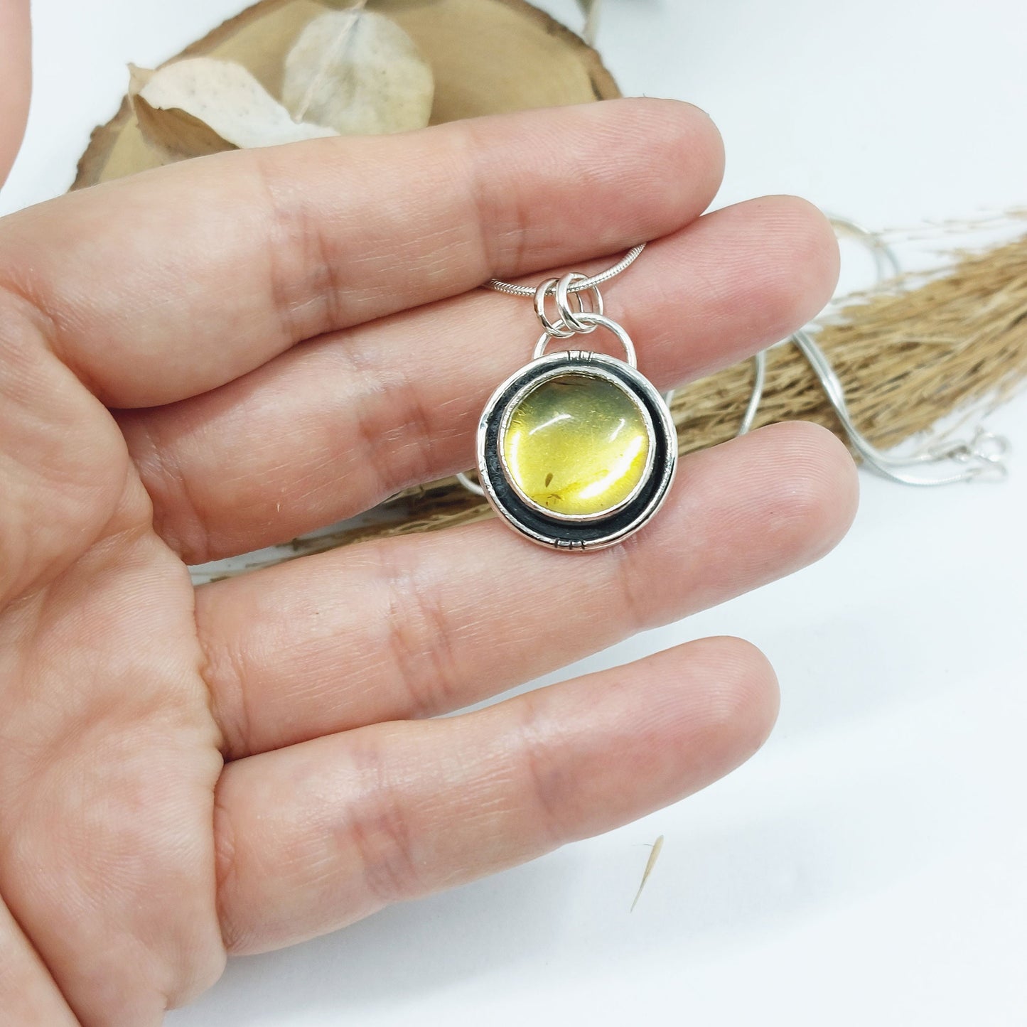 Colgante de plata 925 con ámbar natural.