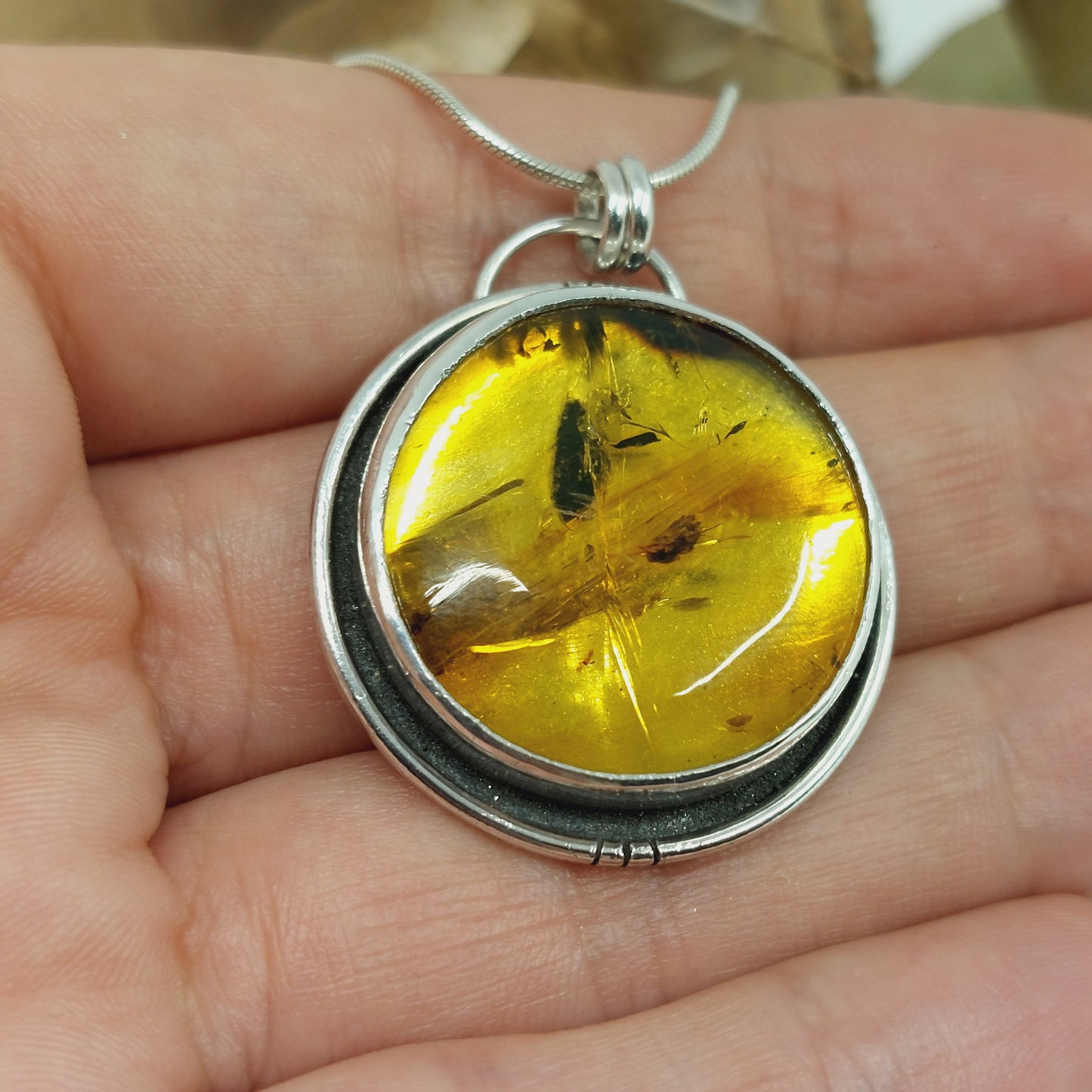 Colgante de plata con ámbar natural.