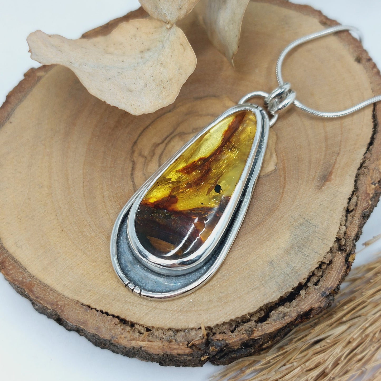Colgante de plata 925 con ámbar natural.