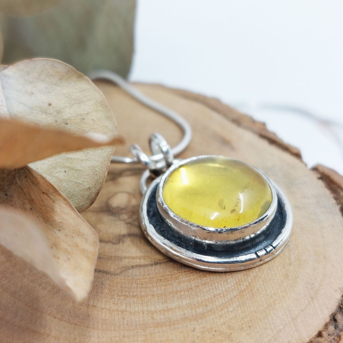Colgante de plata 925 con ámbar natural.
