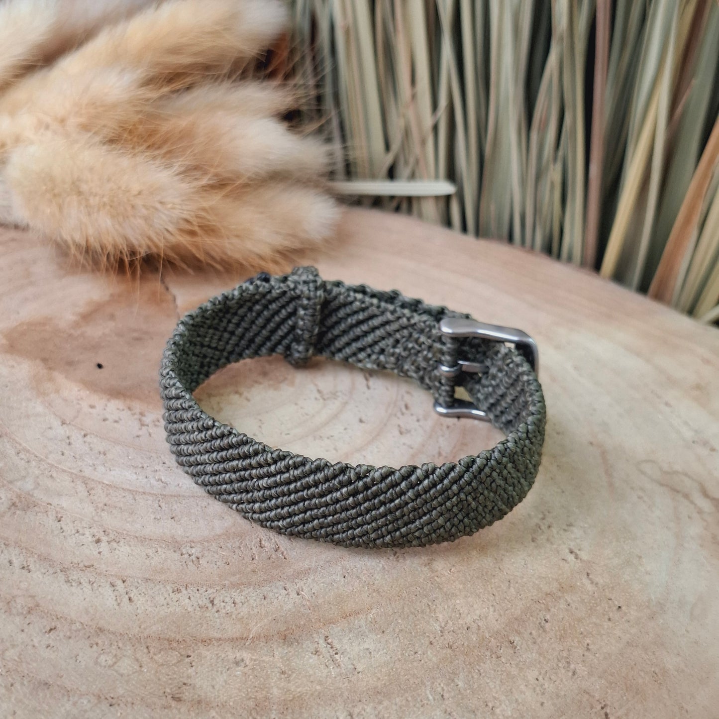 Pulsera ancha de macramé. Con cierre de hebilla. Hilo 1mm